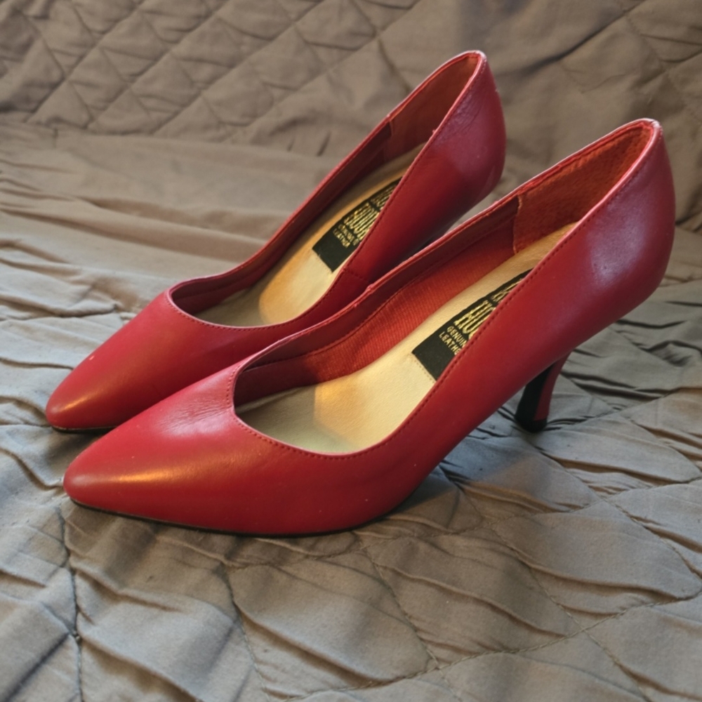 Red Classic Heels with Pointed Toe and Moderate Heel